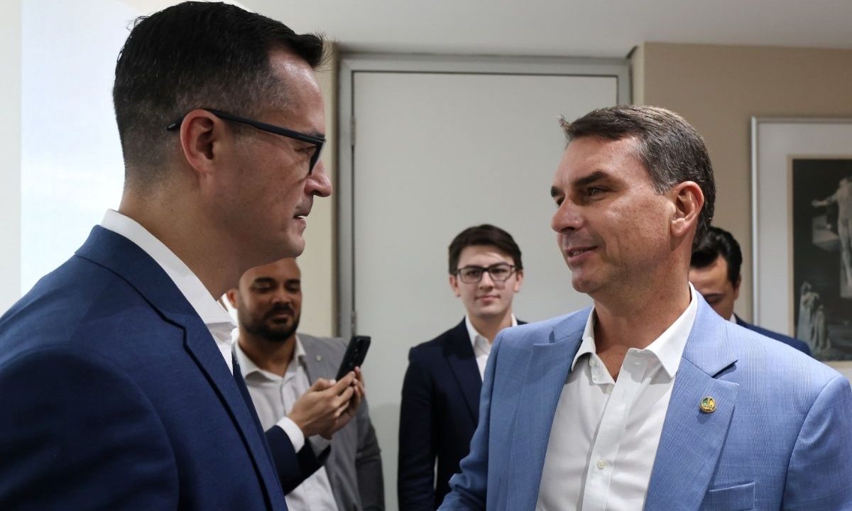 Deltan Dallagnol, do partido Novo, e o senador Flávio Bolsonaro conversam; imagem ilustra a nota do Novo Paraná sobre o momento em que Zema critica o senador pelo caso do Banco Master.