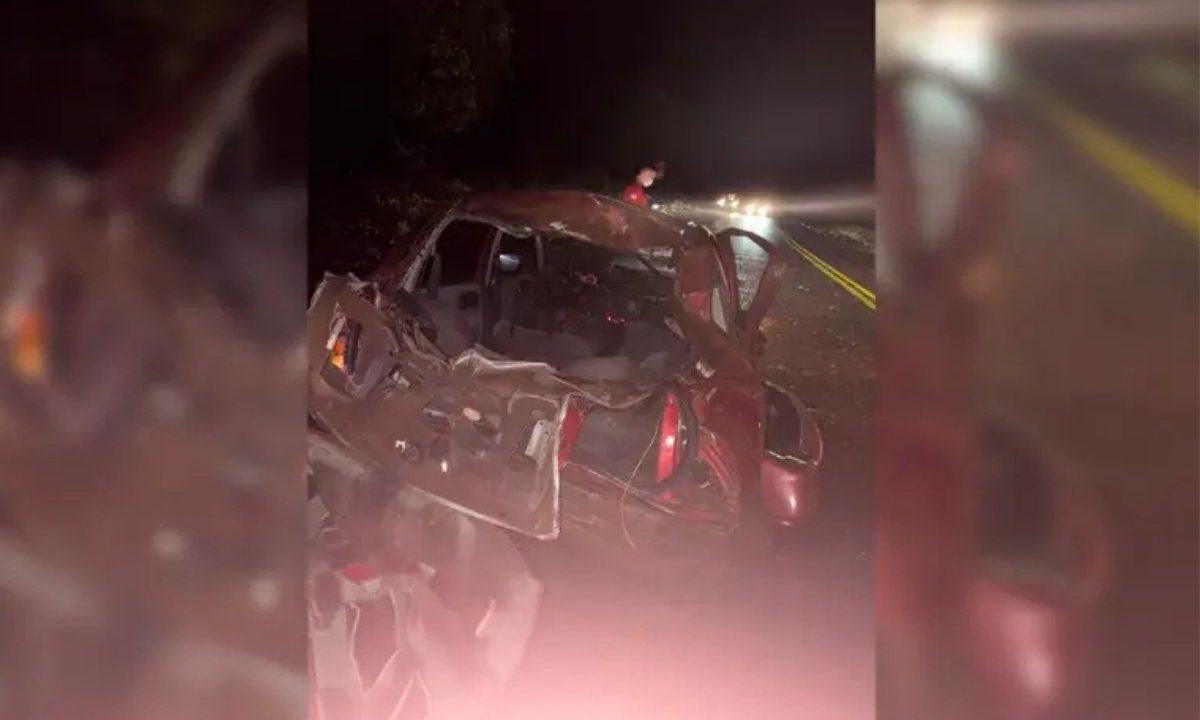 Carro capota em Faxinal, no norte do Paraná, e deixa seis feridos; imagem mostra o GM Corsa completamente destruído à noite na rodovia.