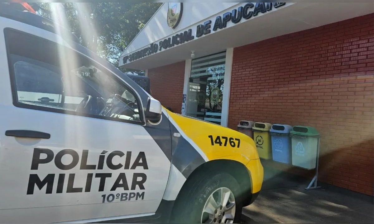 Viatura da Polícia Militar do Paraná, estacionada em frente à 17ª Subdivisão Policial de Apucarana. Caso envolve homem abordado pela PM após ser flagrado “espiando” residências