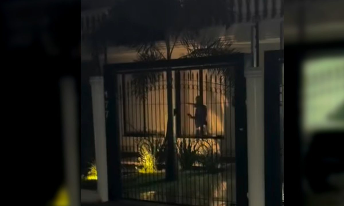 Homem dentro de casa com arma é o motorista envolvido no acidente com motoboy que atira em manifestantes