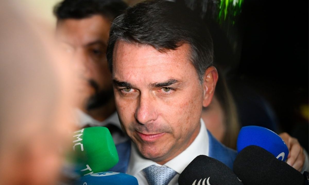 Senador Flávio Bolsonaro concede entrevista em meio a repercussões sobre o caso envolvendo o Banco Master e Daniel Vorcaro.