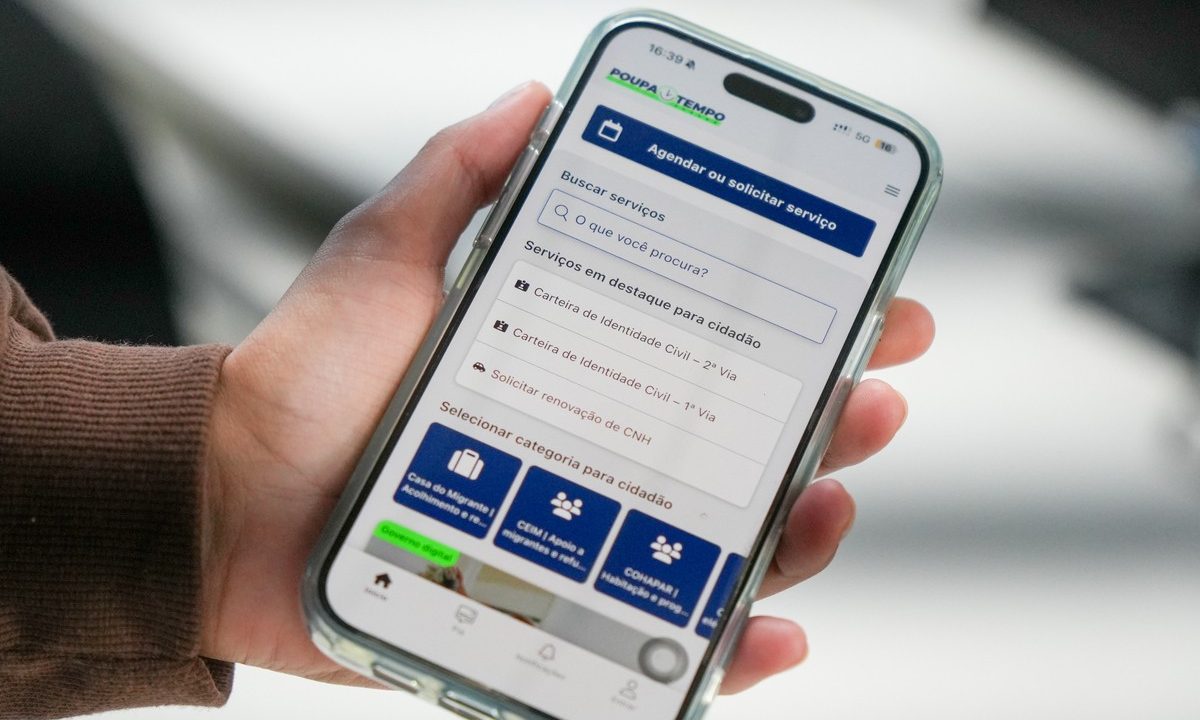 Iphone, com sistema operacional iOS, com aplicativo do Poupatempo aberto