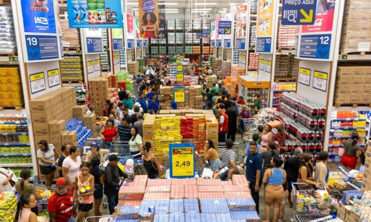 Supermercados mateus vistos por dentro, mostra consumidores e funcionários como os que eles demitiram