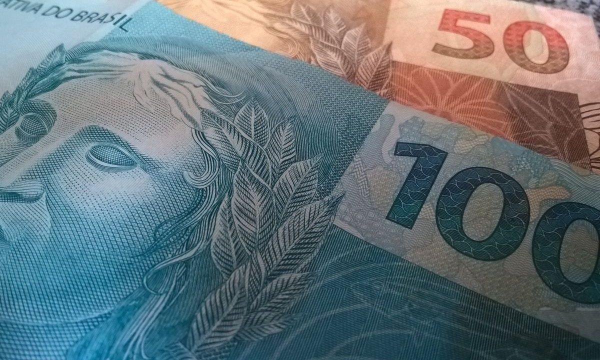 Close em notas de cem e cinquenta reais. Imagem ilustrativa para o pagamento do primeiro lote da restituição do IR 2026