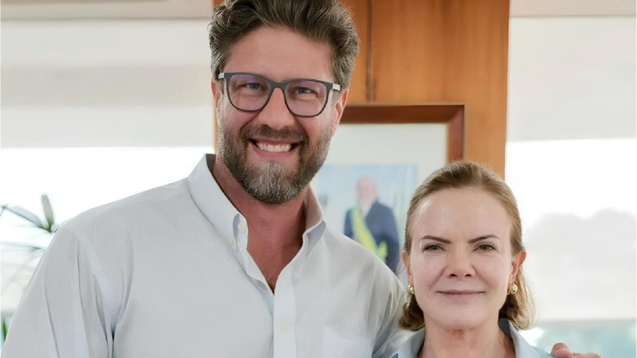 O deputado estadual Requião Filho e a deputada federal Gleisi Hoffmann sorriem lado a lado em foto conjunta oficializando aliança política no Paraná.