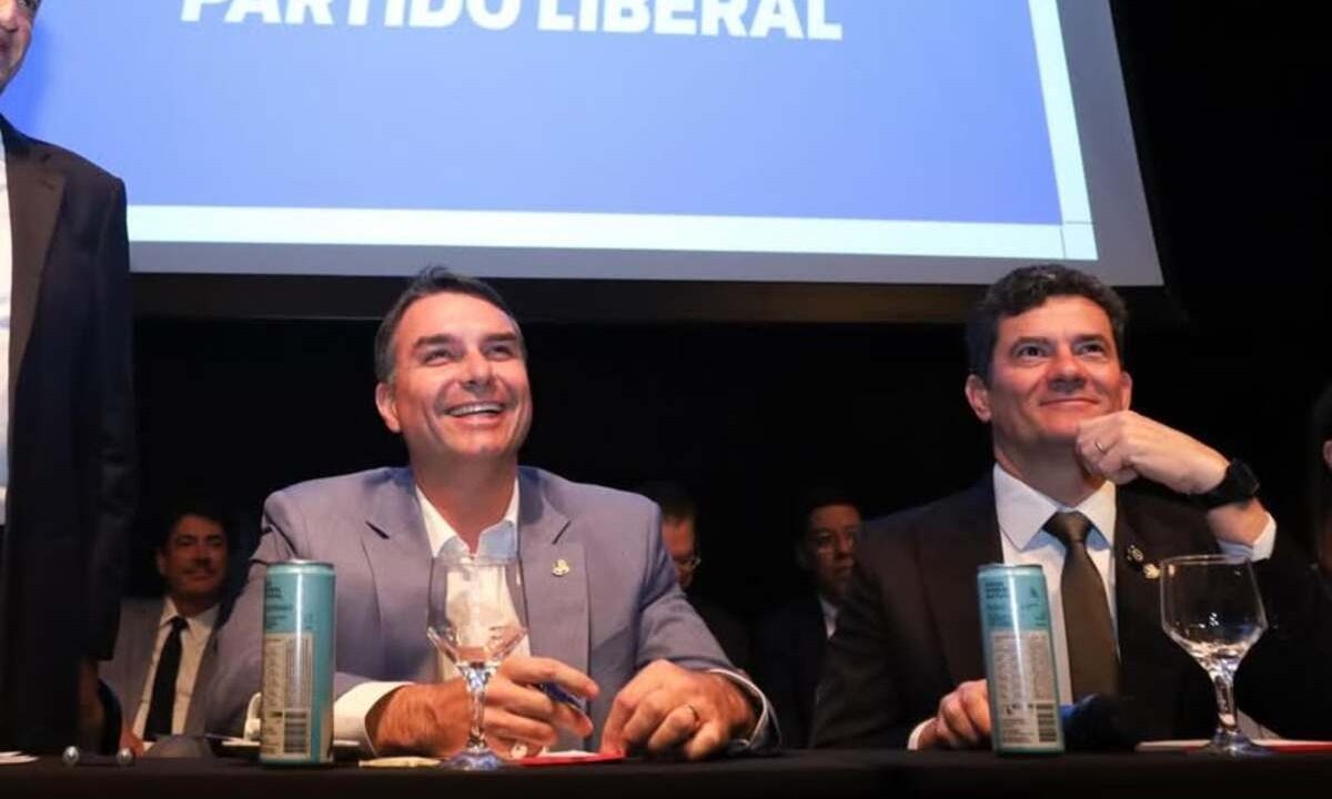Moro está ao lado de Flávio Bolsonaro, dupla que lança a pré-candidatura do ex-juíz ao governo do Paraná