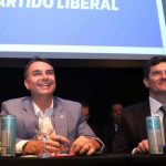 Moro está ao lado de Flávio Bolsonaro, dupla que lança a pré-candidatura do ex-juíz ao governo do Paraná
