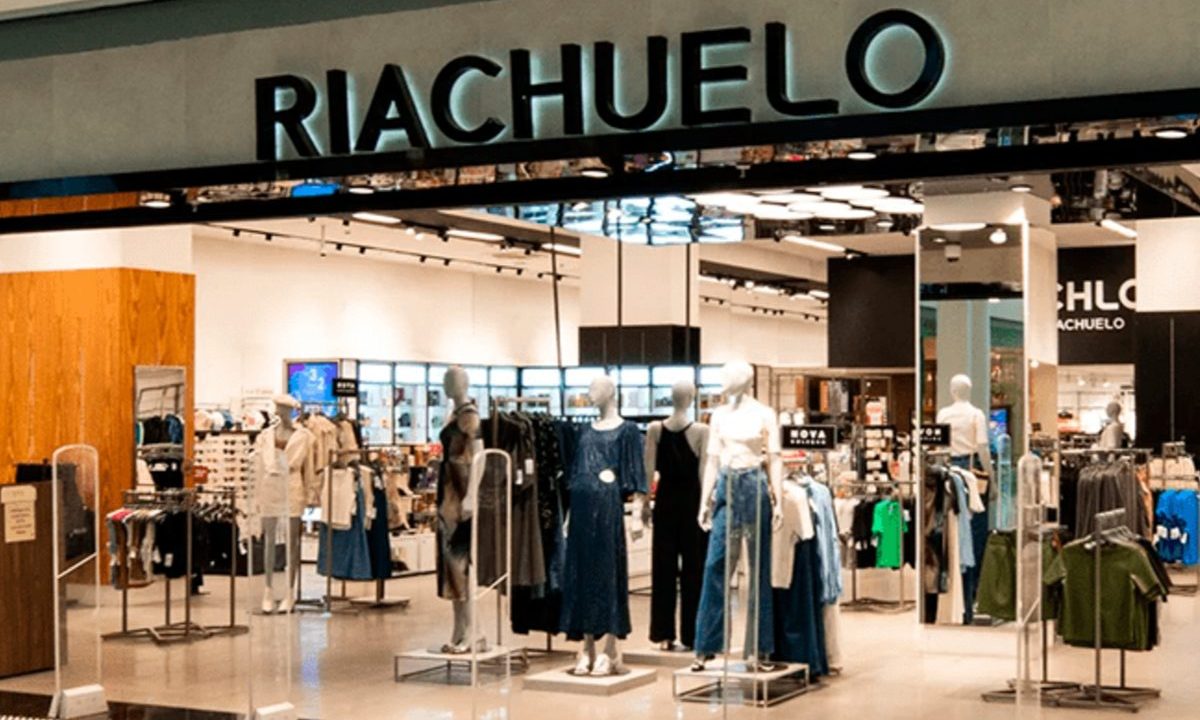 Fachada da Loja Riachuelo, cujo dono disse que o fim da escala 6x1 vai aumentar o preço das roupas