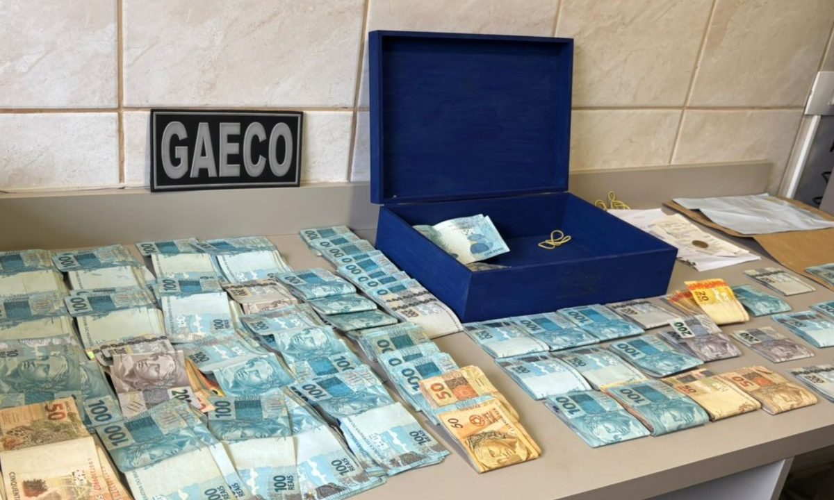 mala de dinheiro encontrada em operação do gaeco que teve entre os alvos um vereador aparece em imagens