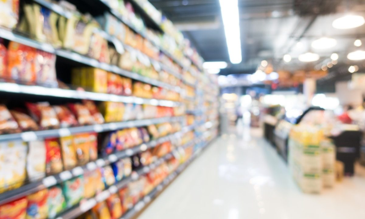 Rede de hipermercados como a que aparece na imagem demitiu centenas de funcionários por conta de crise no setor