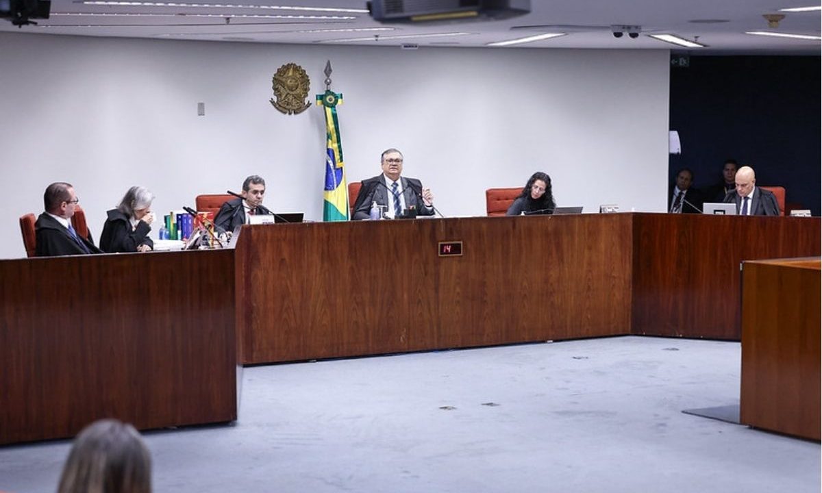 Ministros do STF reunidos em sessão plenária da Primeira Turma sob a presidência de Flávio Dino, ilustrando o julgamento sobre a aposentadoria compulsória.
