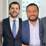 Montagem fotográfica dividida em quatro painéis verticais mostrando fotos de rosto e meio corpo de quatro homens, novos integrantes da equipe de governo do Paraná. Da esquerda para a direita: o primeiro é um homem idoso, calvo, vestindo paletó marrom e camisa azul-escura pontilhada, segurando um microfone; o segundo é um homem jovem com barba por fazer, vestindo paletó preto, camisa branca e gravata azul texturizada; o terceiro é um homem sorridente de barba cheia e cabelos escuros, de paletó azul e camisa branca; o quarto é um homem de cabelos grisalhos curtos, usando paletó escuro sobre camisa quadriculada aberta e um crachá institucional com cordão azul do IDR-Paraná no pescoço.