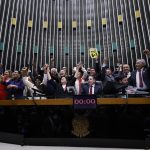 Deputados comemoram que aprovaram PEC do fim da escala 6x1