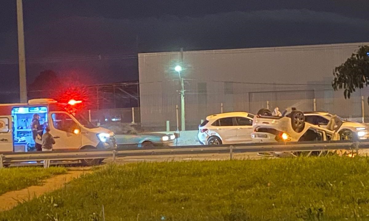 Imagem mostra caso de capotamento que travou BR-116