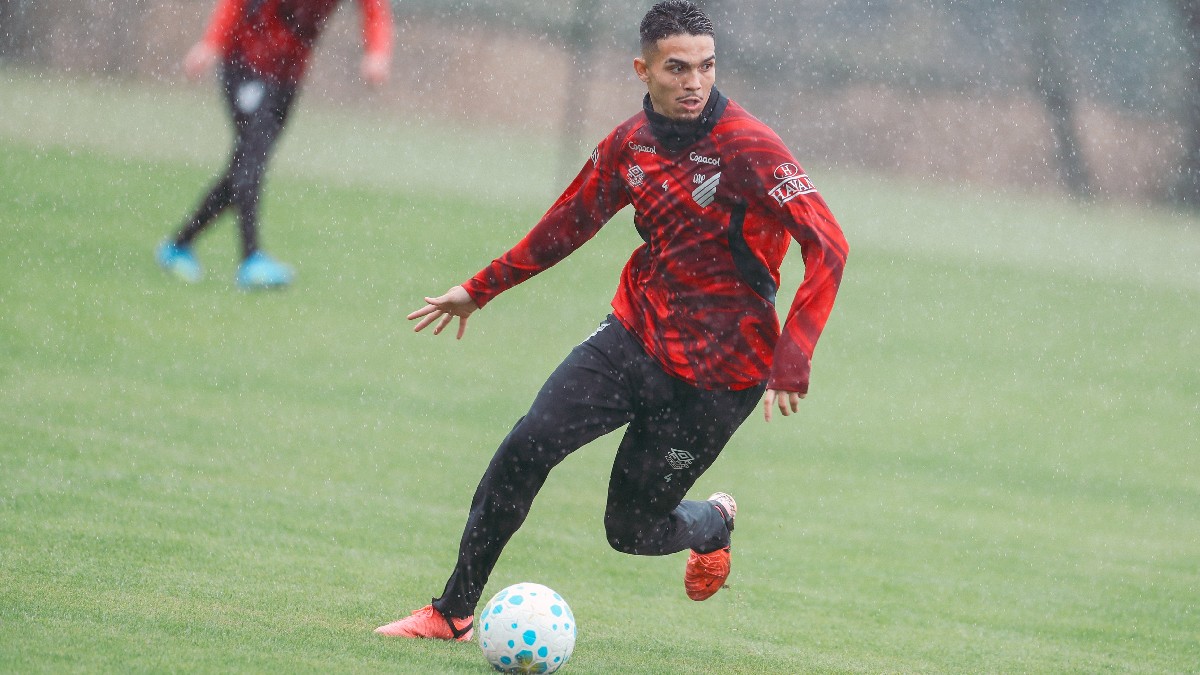 Arthur Dias em treino do Athletico no CT do Caju