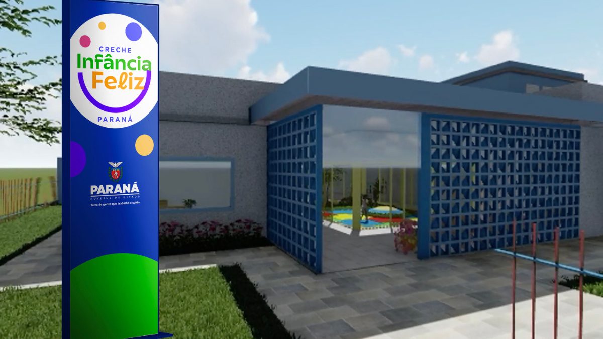 Maquete eletrônica em 3D da fachada de uma creche do programa Infância Feliz Paraná. Na frente, há um grande totem azul e verde com a marca "Creche Infância Feliz - Paraná" e o brasão do Governo do Estado.