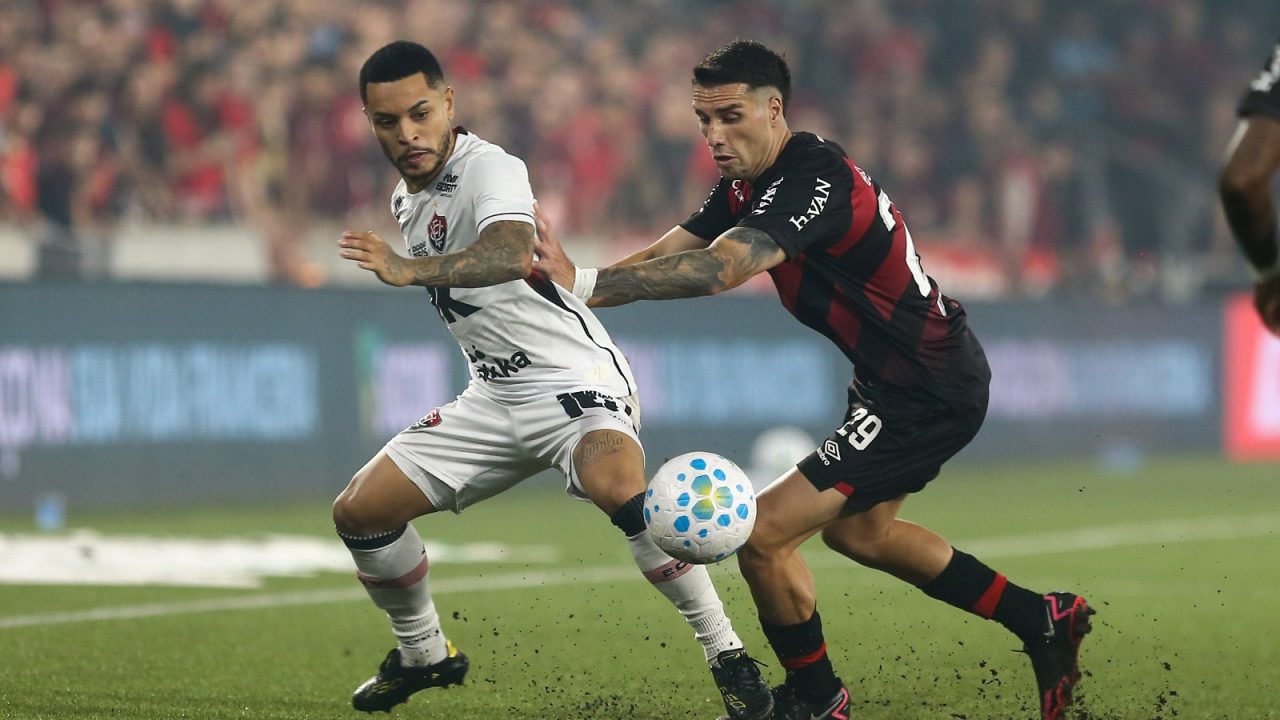 Lance de Athletico x Vitória, pelo Brasileirão