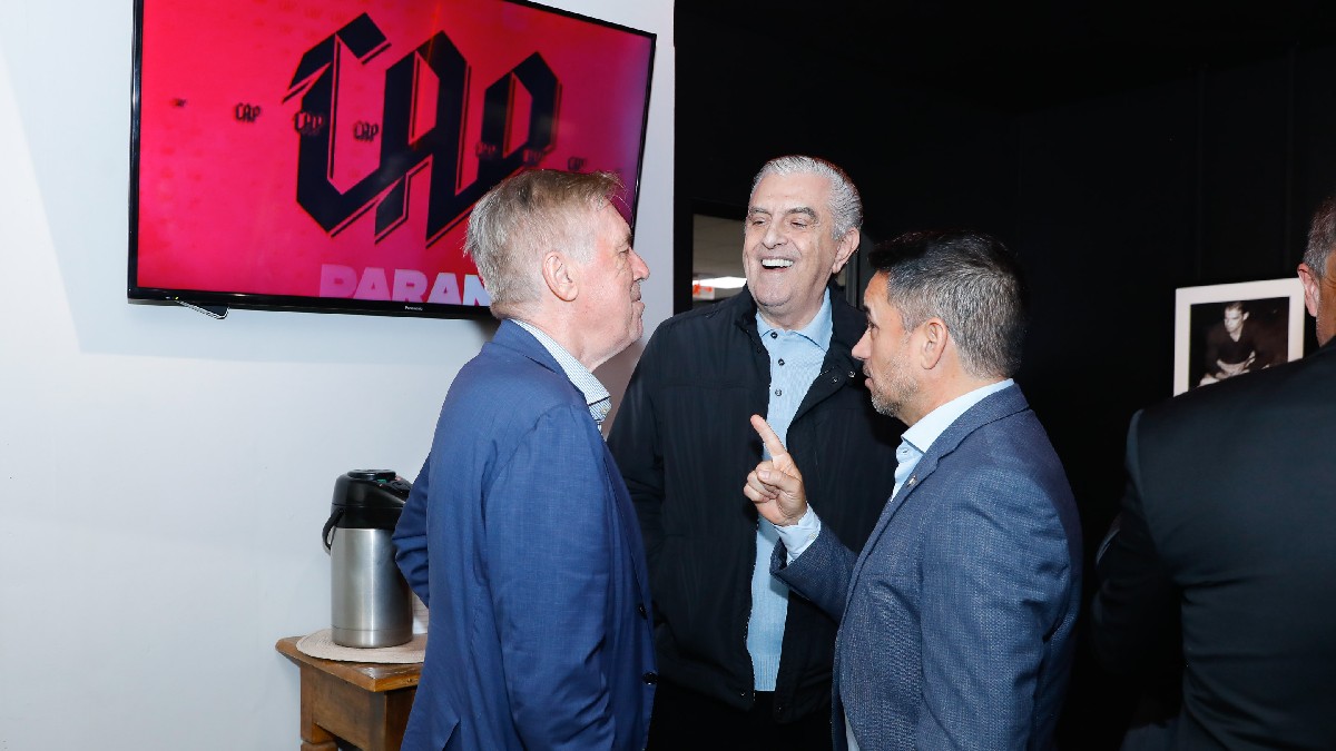 Carlo Ancelotti em conversa com Mario Celso Petraglia, presidente do Athletico, na Arena