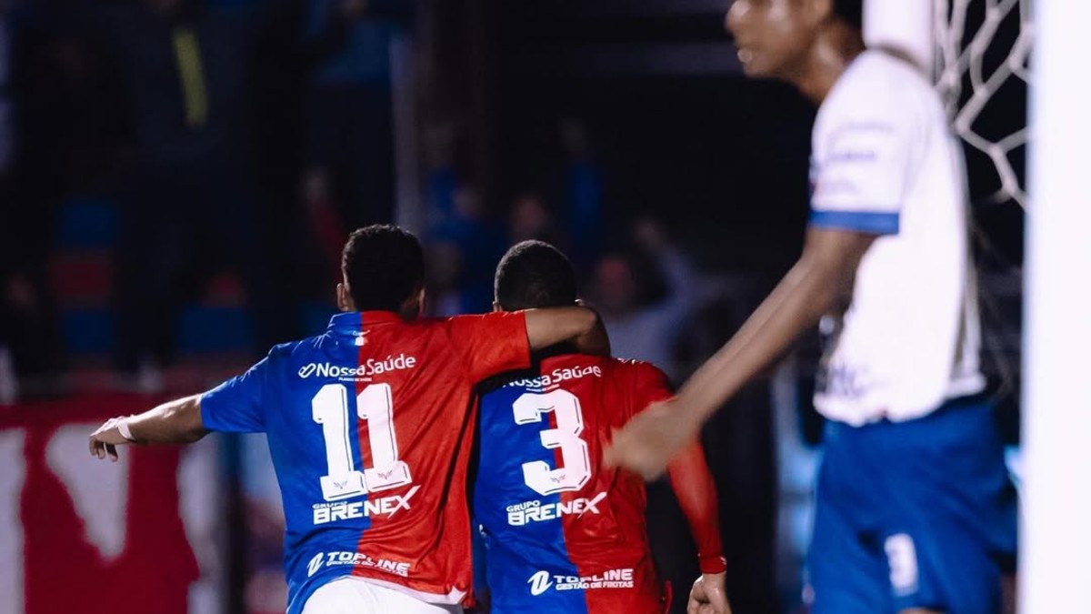 Jogadores do Paraná Clube comemoram gol contra o Toledo