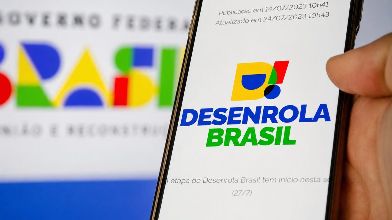 Mão segurando celular. Aplicativo do Desenrola Brasil aberto na tela. Imagem ilustrativa para matéria: Mais de 37 mil contratos podem ser renegociados pelo Desenrola Fies no Paraná