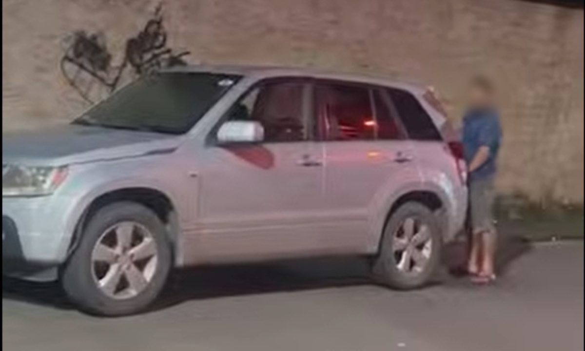 Na imagem borrada aparece o suposto empresário fazendo gestos com as mãos. Ele é acusado de fechar programa e dar calote em acompanhante.