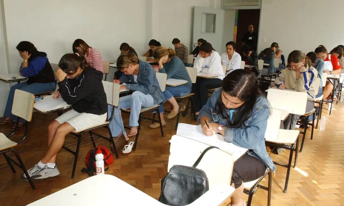 Jovens em sala de aula realizando exame. Imagem ilustrativa para matéria: Enade 2026 terá avaliação em 40 cursos superiores; veja lista completa