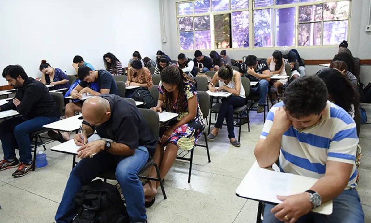 Pessoas em sala de aula realizando exame. Imagem ilustrativa para matéria: Inscrições para o Encceja 2026 se encerram hoje