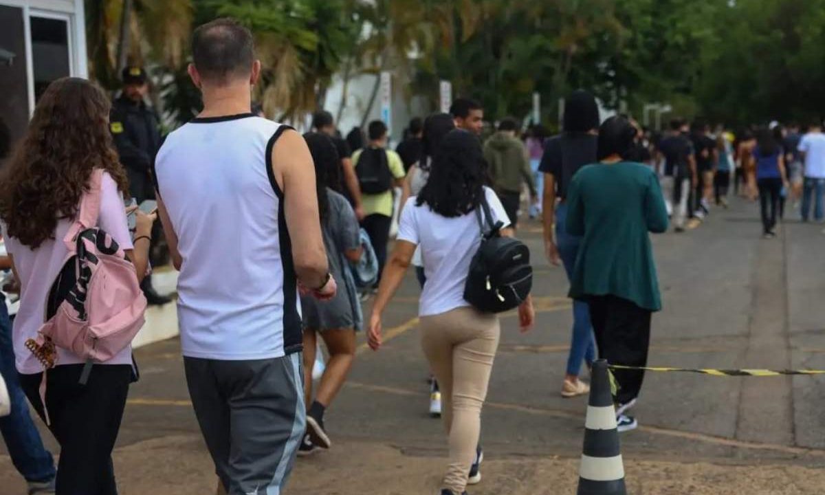 Diversas pessoas caminhando em direção à entrada do local de aplicação de provas do Enem. Imagem ilustrativa para matéria: Começam hoje as inscrições do Enem; edição de 2026 tem novidades