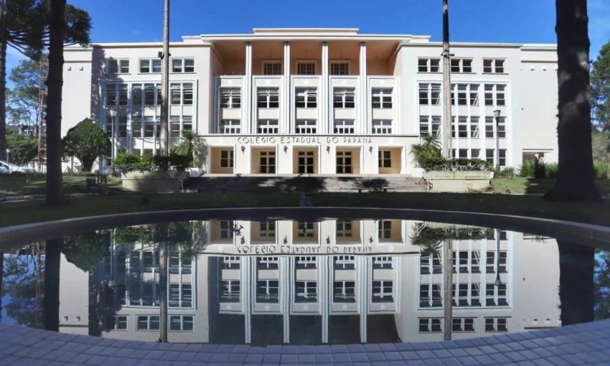 A imagem mostra a fachada do prédio do Coégio Estadual do Paraná. Imagem ilustrativa para matéria: Vai fechar? Escolas anunciam suspensão das aulas no início de junho