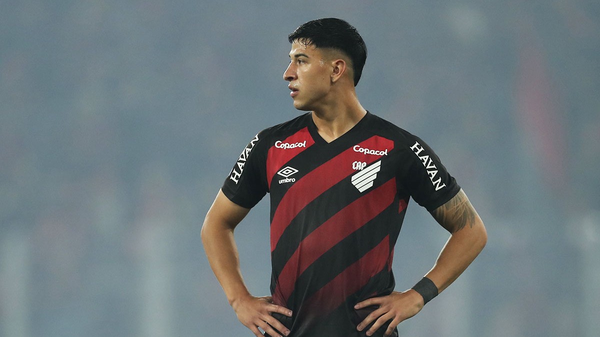 Esquivel em campo pelo Athletico