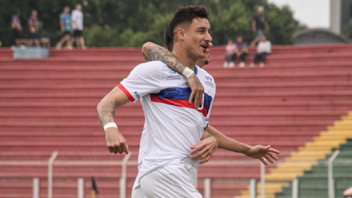 João Felipe comemora o gol do Paraná Clube contra o Toledo