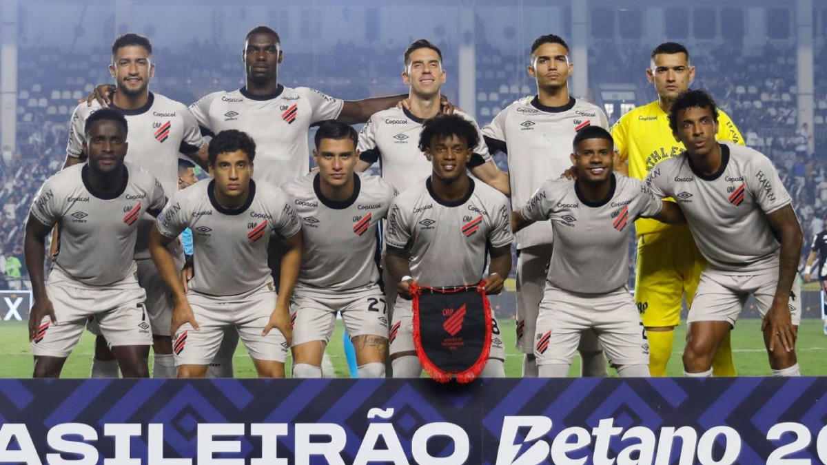 Jogadores do Athletico posam para foto antes do jogo com o Vasco, pelo Brasileirão
