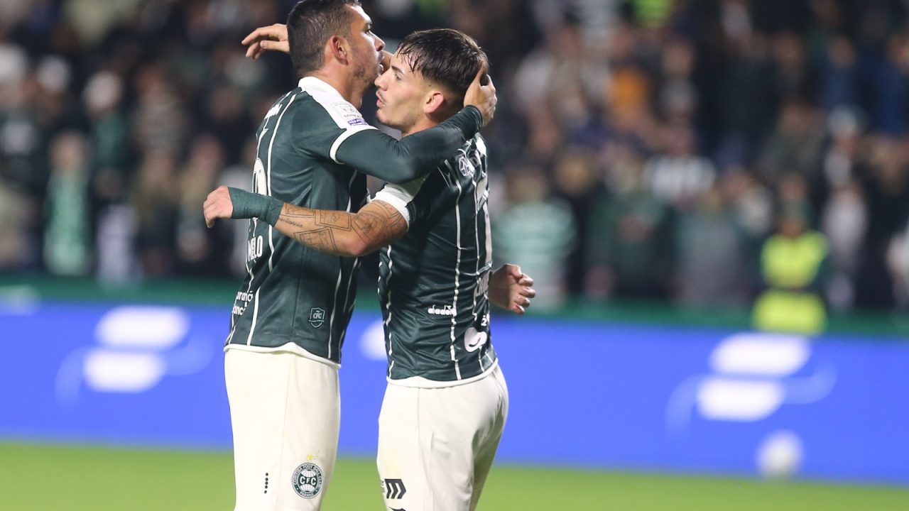 Bruno Melo e Lavega comemoram gol do Coritiba no Couto Pereira, pelo Brasileirão