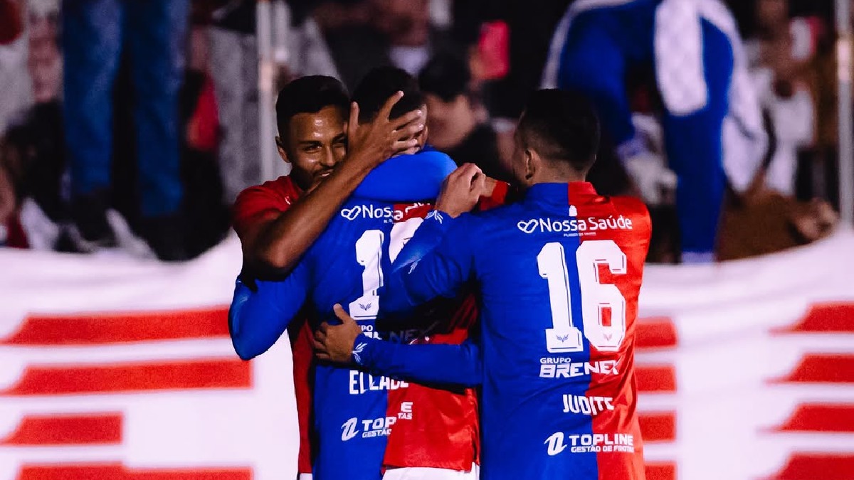 Jogadores do Paraná Clube comemoram na Vila Capanema