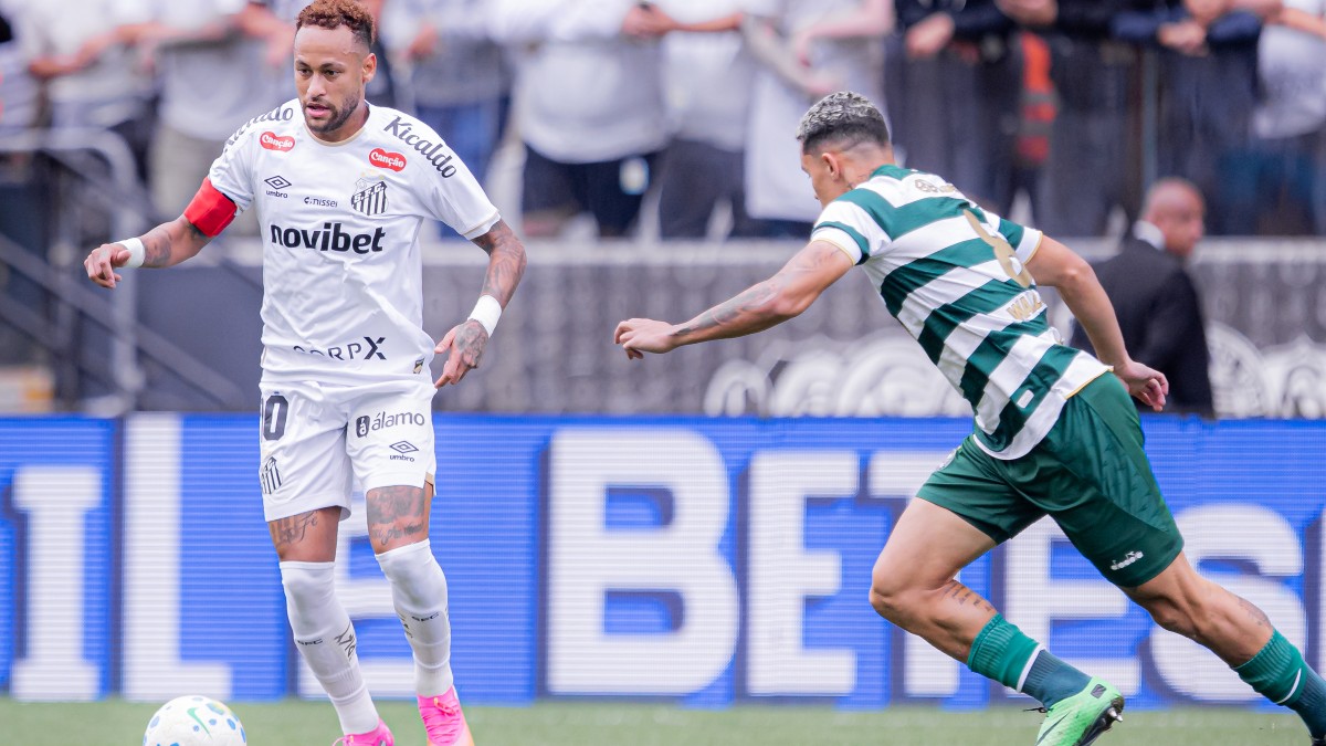 Neymar domina a bola em jogo Santos x Coritiba