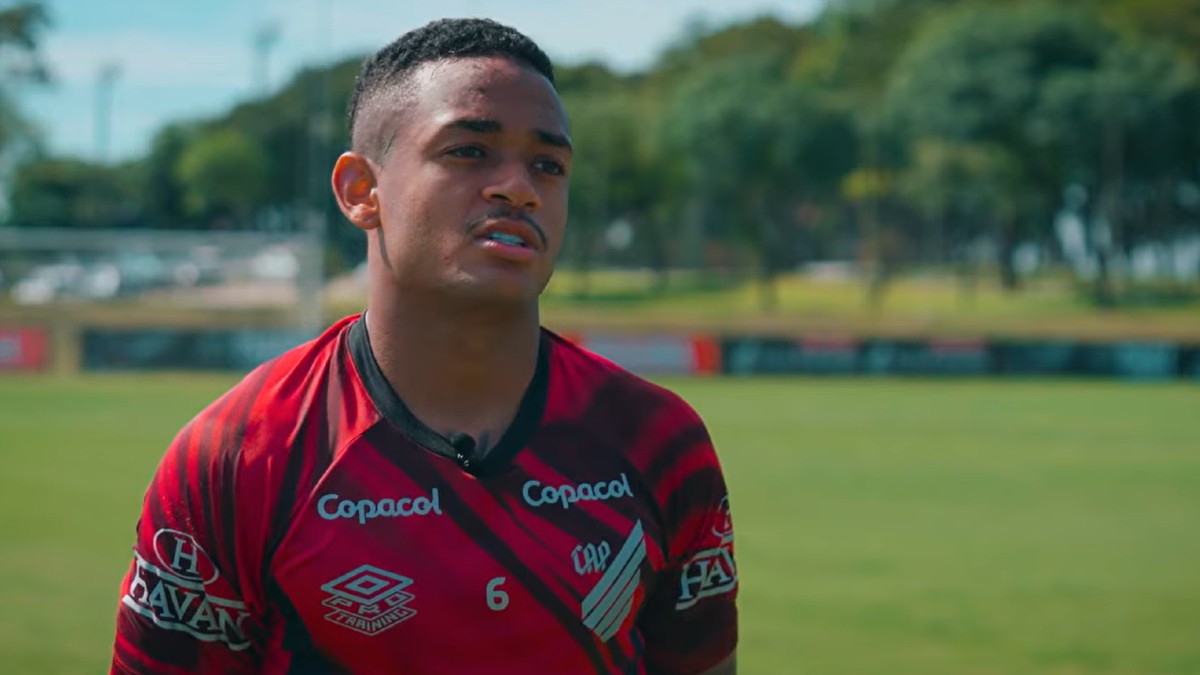 Léo Derik em entrevista ao canal do Athletico
