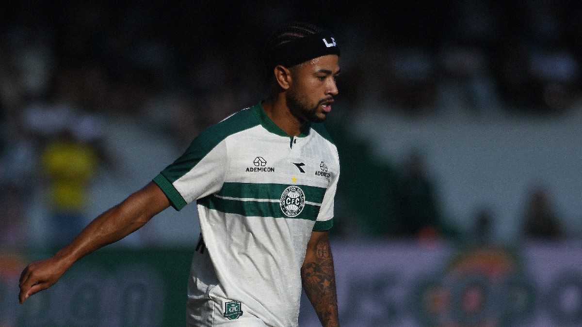 Lucas Ronier em ação pelo Coritiba no Brasileirão