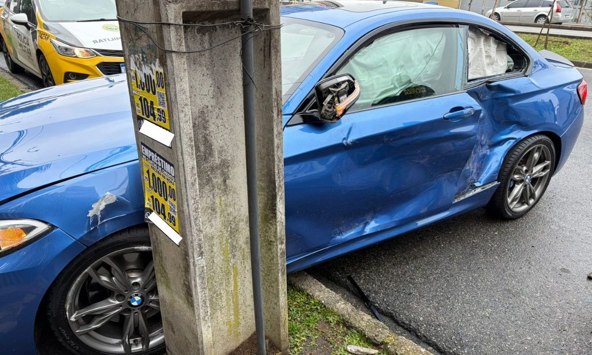 Motorista-BMW-perde-controle-manobra-colide-carros-estacionados