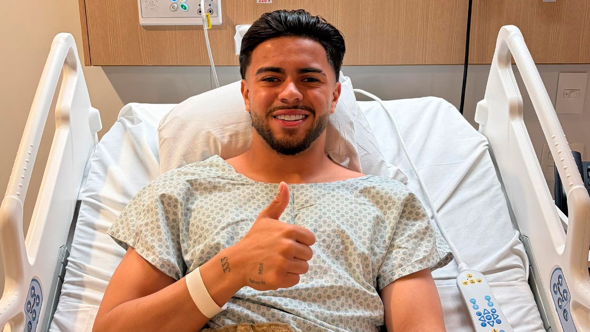 Mycael, goleiro do Athetico, em cama do hospital após cirurgia