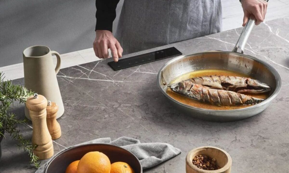 Homem cozinhando em um fogão invisível, nova tecnologia que pode substituir fogão de indução