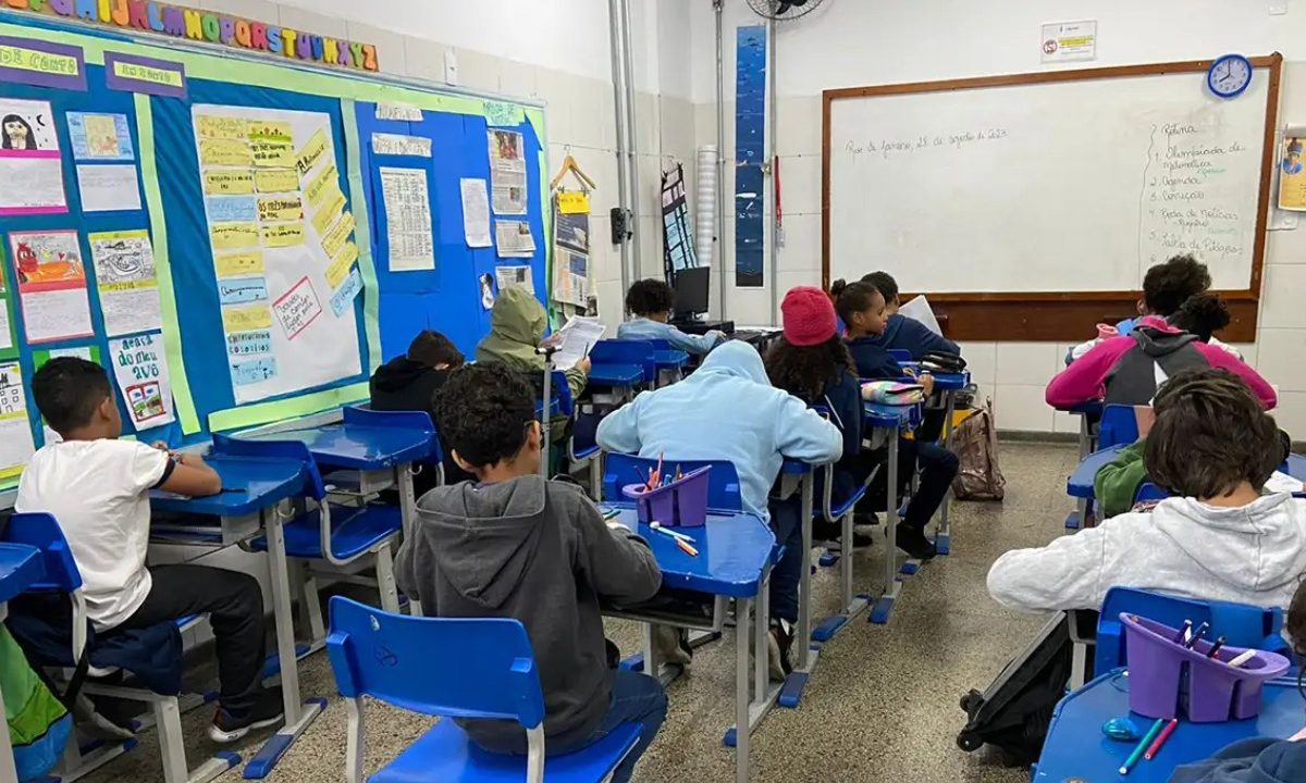 crianças em sala de aula. Imagem ilustrativa para matéria: Obmep Mirim abre inscrições para alunos do ensino fundamental em todo o Brasil