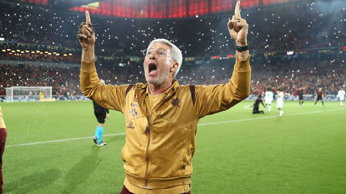 Odair Hellmann comemora na Arena o acesso do Athletico na Série B de 2025