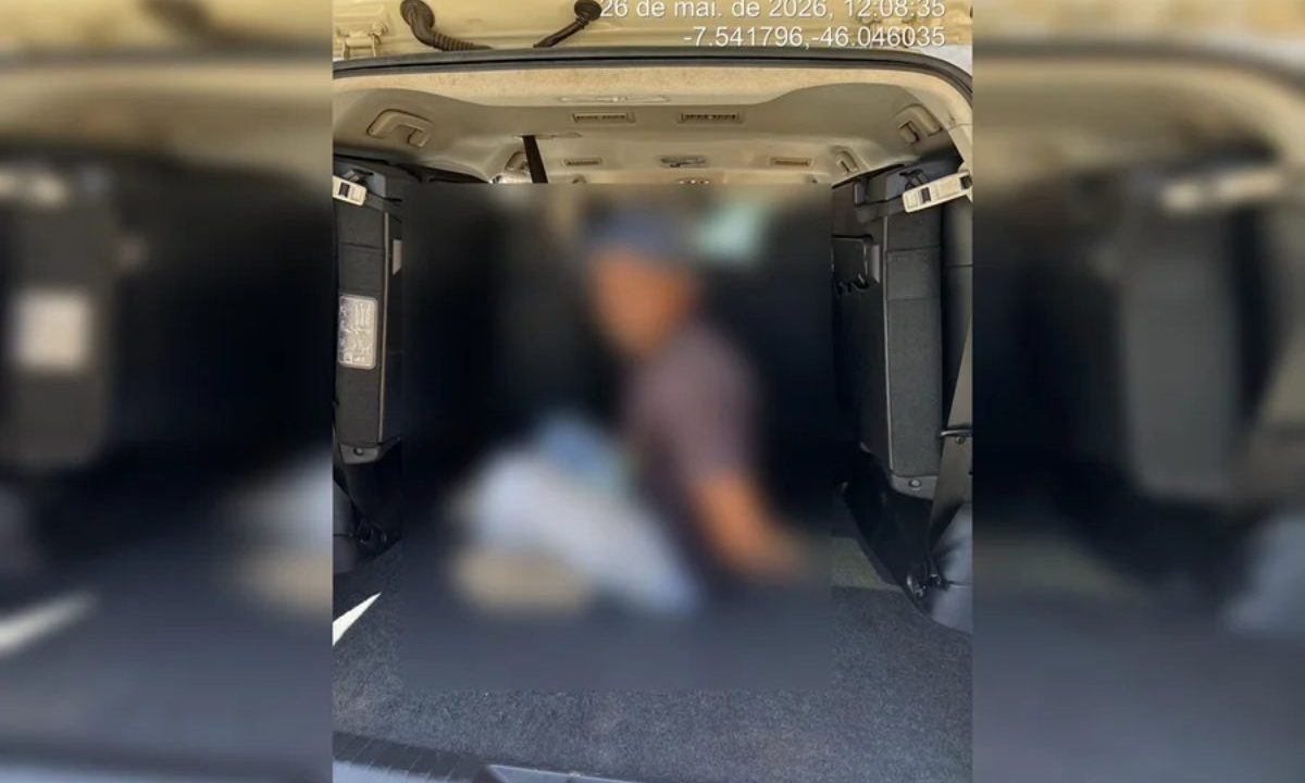 Na imagem, borrada, aparece o suspeito sentado, algemado, no camburão da Polícia Civil, após ser preso