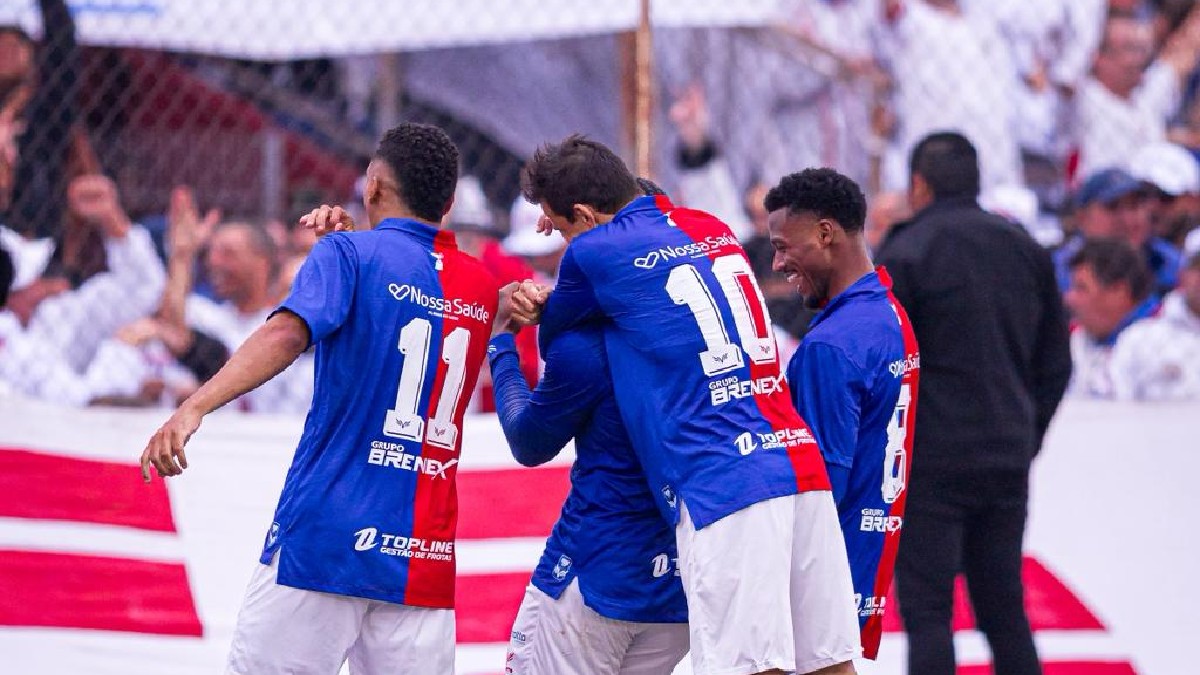 Jogadores do Paraná Clube comemoram na Vila Capanema