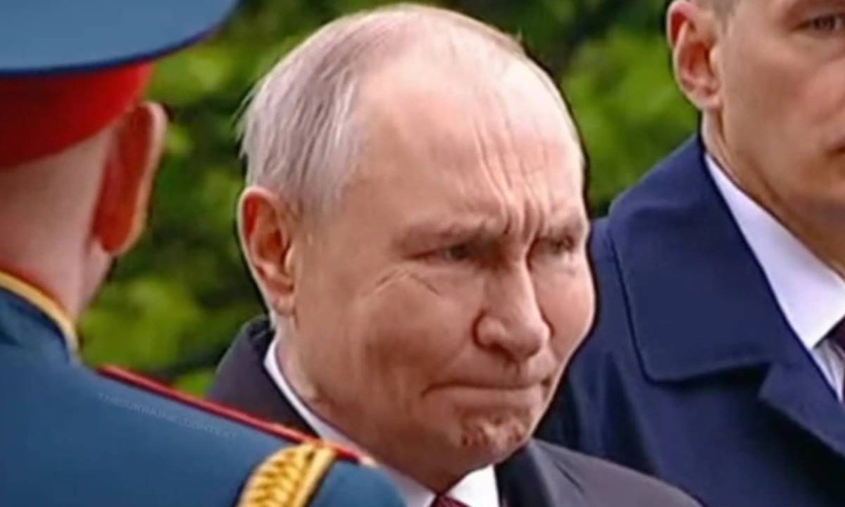 O presidente russo Vladimir Putin assiste ao desfile militar do Dia da Vitória na Praça Vermelha, em Moscou, em 9 de maio. Rosto "inchado" levanta comentários se ele está com problemas de saúde.