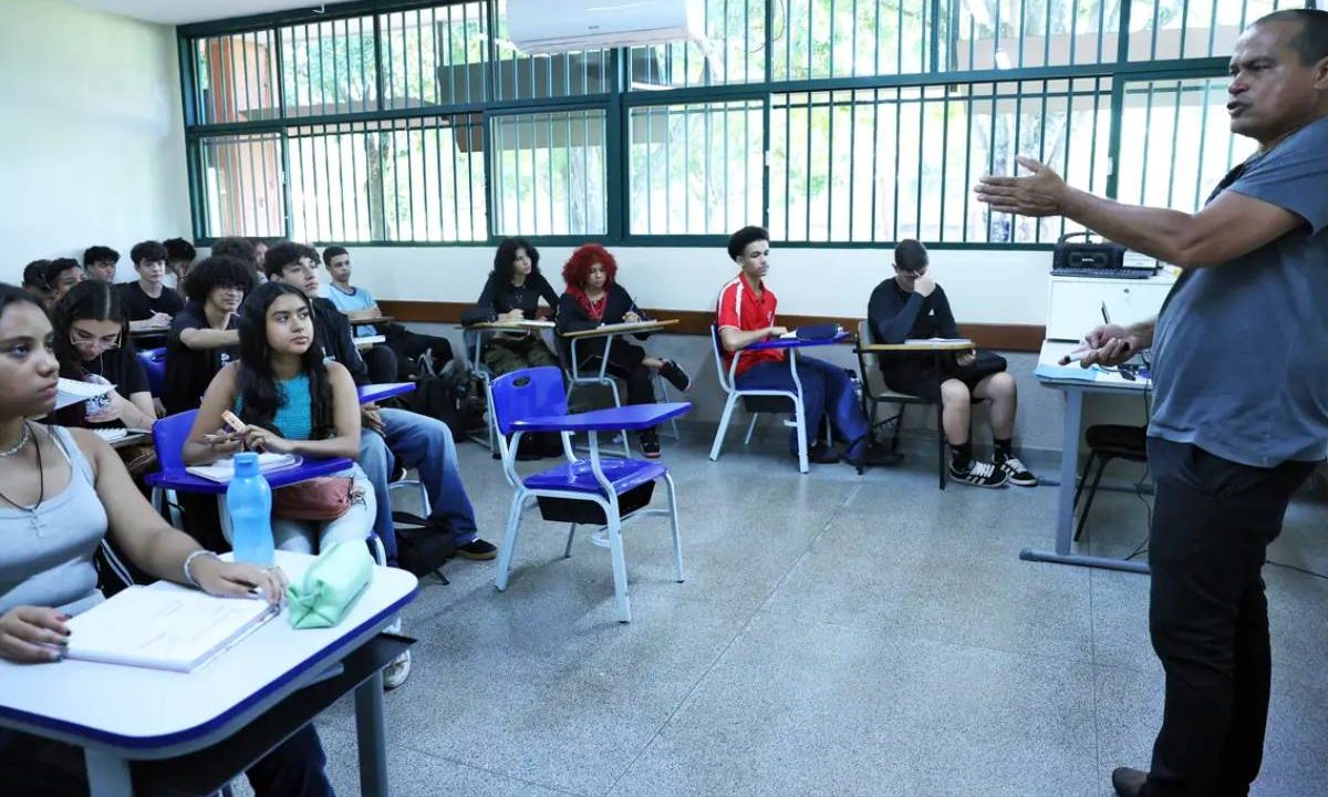 Professor lecionando em sala de aula. Imagem ilustrativa para matéria: Prova Nacional Docente tem quase meio milhão de aprovados aptos a lecionar no Brasil
