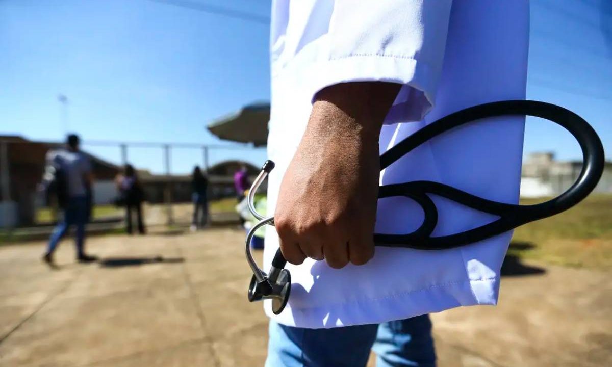 Homem de jaleco segurando um estetoscópio. Imagem ilustrativa para matéria sobre a divulgação do cartão de confirmação da prova do Revalida.