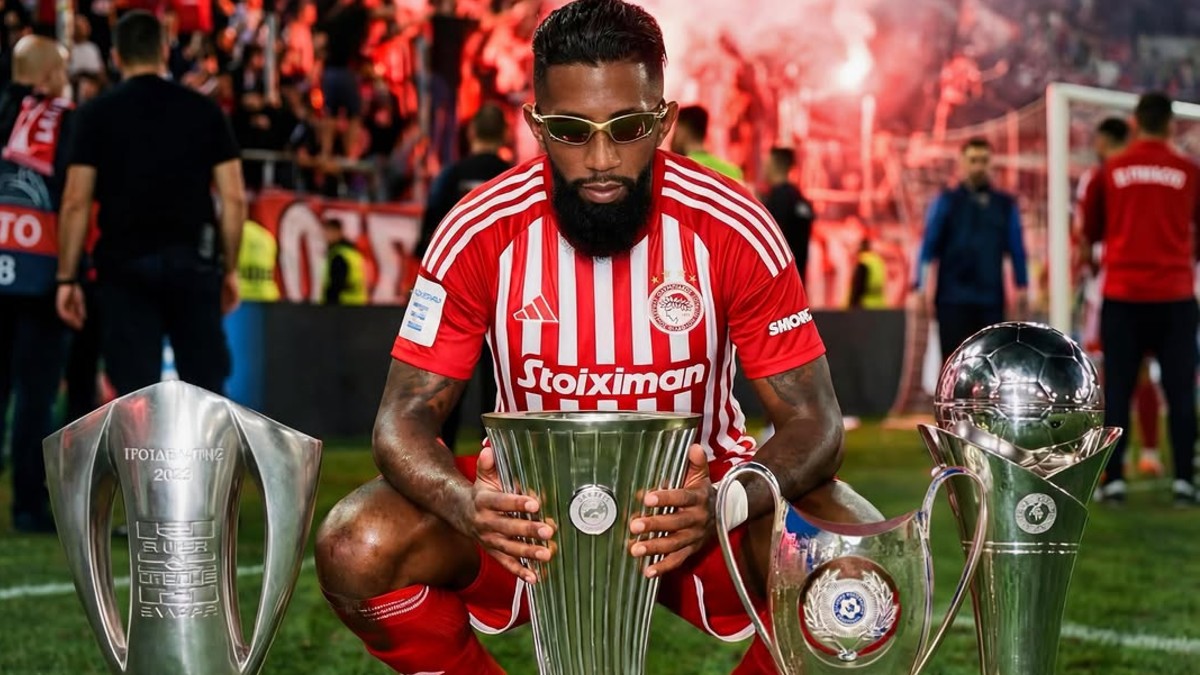 Rodinei, que interessa ao Athletico, posa com as taças conquistadas pelo Olympiacos
