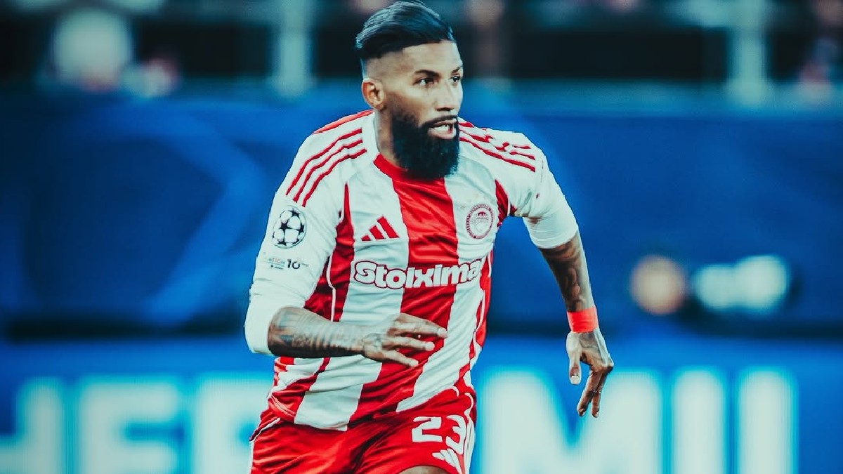 Rodinei, que interessa ao Athletico, em ação pelo Olympiacos
