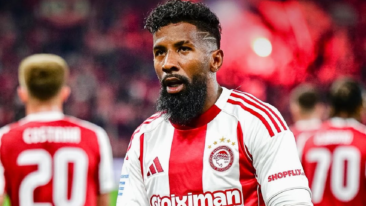 Rodinei, que interessava ao Athletico, comemora gol pelo Olympiacos